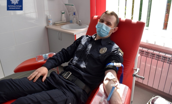 У Вінниці патрульні здали кров для постраждалих в ДТП