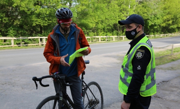 Поліцейські роздавали вінницьким велосипедистам світловідбиваючі жилети