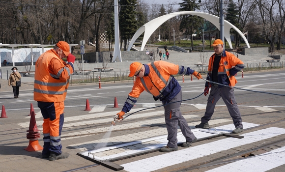 На дорогах Вінниці оновлюють розмітку