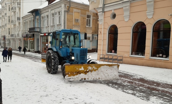 З шостої ранку комунальні служби прибирають місто від снігу