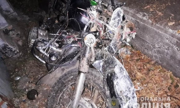 На Вінниччині мотоцикл з 14-річним хлопцем в'їхав в будівлю лазні