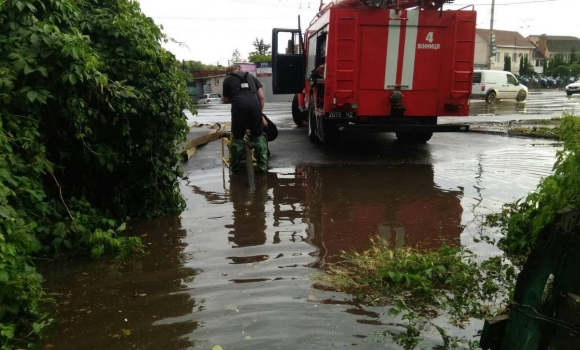 Вінницькі рятувальники ліквідовують наслідки вчорашньої зливи