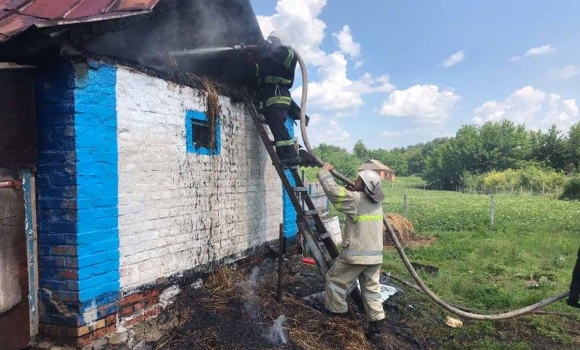 У Вінницькому районі вогнеборці гасили вогонь у господарчій споруді