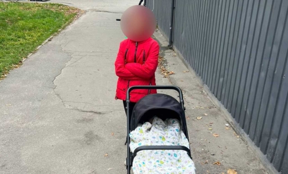 21-річна вінничанка вкрала дитячий візок з під’їзду багатоповерхівки у Стрижавці 21-річна вінничанка вкрала дитячий візок з під’їзду багатоповерхівки у Стрижавці
