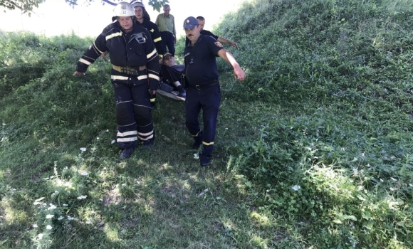 В Теплику рятувальники допомогли чоловікові, який впав у канаву