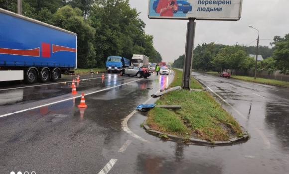 На вулиці Київській у Вінниці водій КІА пошкодив газон та "зніс" дорожній знак