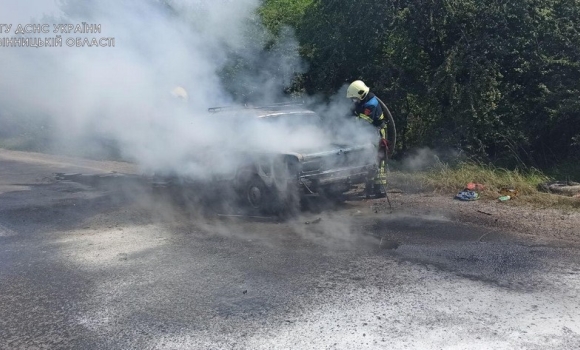 У Вінниці на Турбівському шосе спалахнув автомобіль