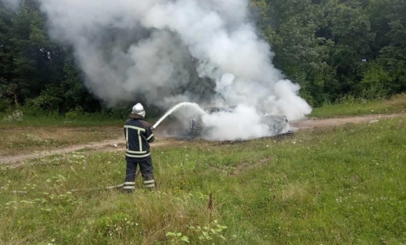 В Теплику рятувальники гасили палаючий автомобіль