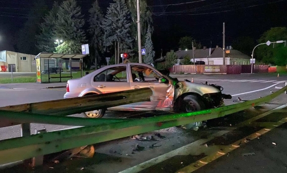 Моторошне ДТП у Вінниці:  залізний відбійник наскрізь пробив салон авто