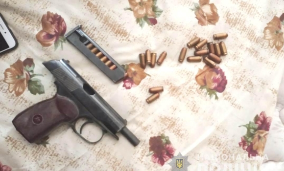 У двох жителів Вінниччини поліцейські знайшли бойові пістолети 
