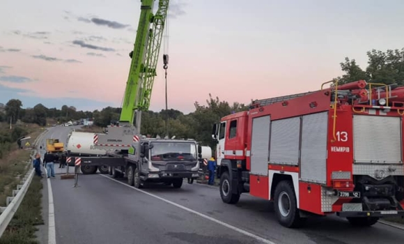 На Вінниччині в результаті аварії на трасі розгерметизувалась цистерна з пальним