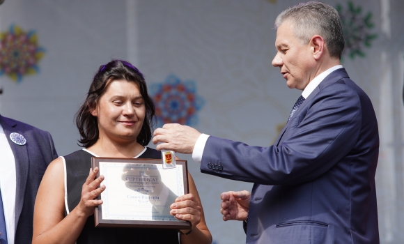 Вінничанці Вікторії Савич, вдові загиблого на Сході добровольця, вручили ключі від квартири