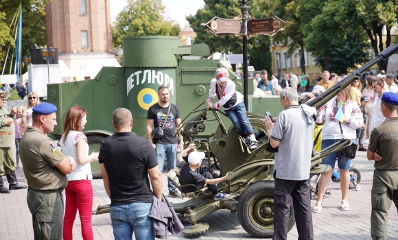 На виставці "На захисті Незалежності" вінничанам продемонстрували бронеавтомобіль "Отаман Петлюра" та зенітну установку
