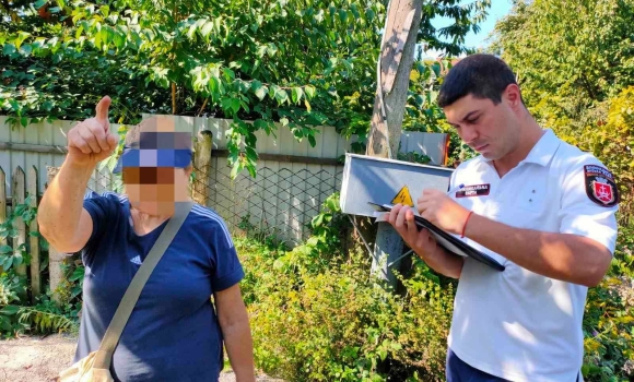 Конфлікт із "душком": у Вінниці жінка викидала екскременти на  сусідський паркан