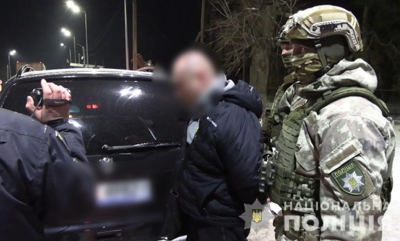 У Немирові зупинили авто, водій якого перевозив цілий арсенал зброї та наркотики