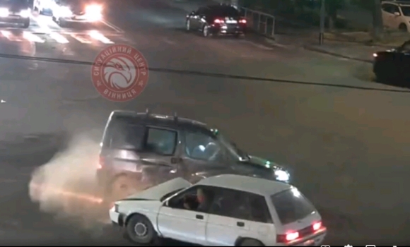 У Вінниці на перехресті вулиці Київської та Чорновола не розминулись два авто