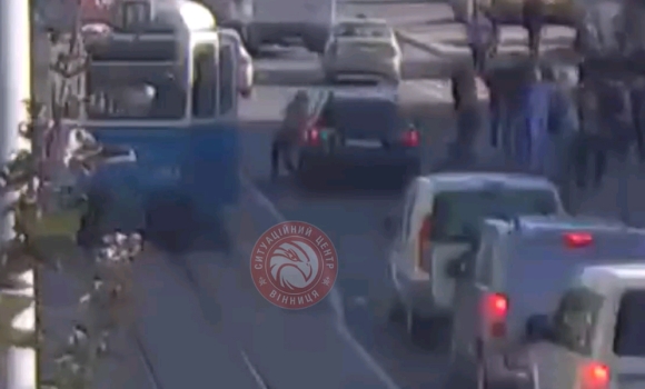 На вулиці Замостянській водій Mazda травмував вінничанку, яка вийшла з трамваю