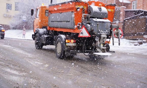 З четвертої години ранку комунальні служби прибирають місто від снігу