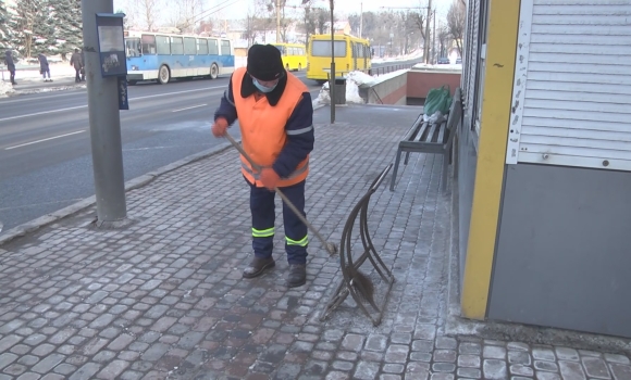 70-річний прибиральник з Вінниці "тримає" вулиці міста в чистоті