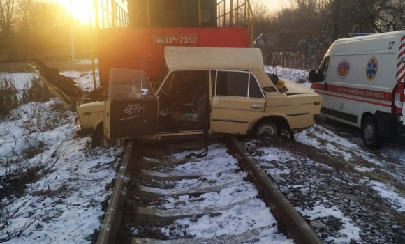 На залізничному переїзді у Вінниці дизельний потяг зіштовхнувся з "ВАЗом"