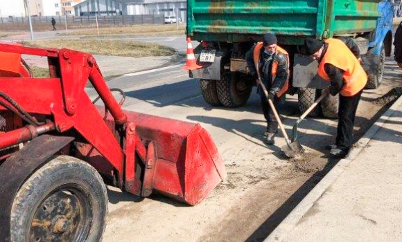 Комунальники Вінницької територіальної громади розпочали весняне прибирання