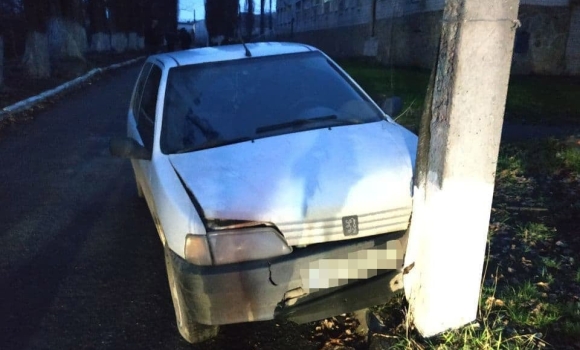 На вулиці Гонти нетверезий вінничанин за кермом авто протаранив електроопору