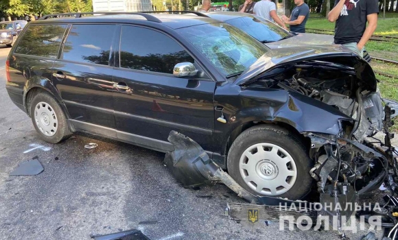 На Хмельницькому шосе зіштовхнулись два автомобіля Volkswagen: є постраждалі