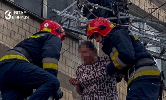 Рятувальники ДСНС евакуюють мешканку будинку на Вінниччині під час опалювального сезону