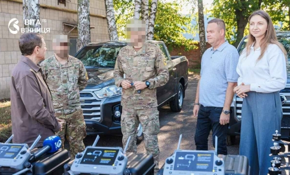 300 FPV-дронів, два пікапи й п'ять Matrice Вінниця знову підсилила «Азов» 300 FPV-дронів, два пікапи й п'ять Matrice Вінниця знову підсилила «Азов»