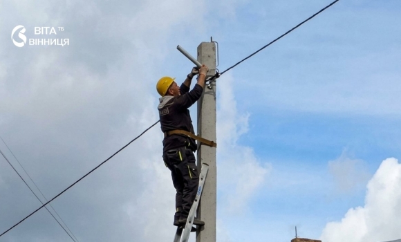 300 метрів ліній і 10 нових світильників у Десні освітили дорогу до зупинки