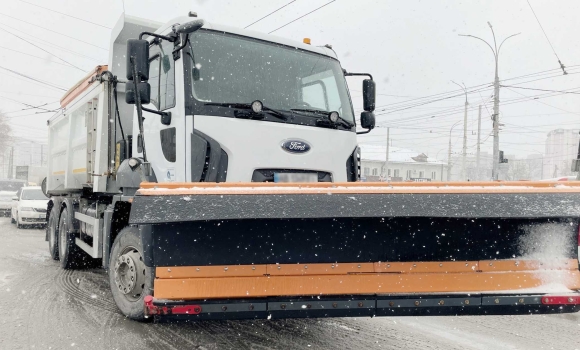 39 одиниць спецтехніки розчищають Вінницю від снігу