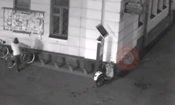 Трощив велосипеди та перекинув лавку: у центрі Вінниці неадекватний молодик потрапив на камери
