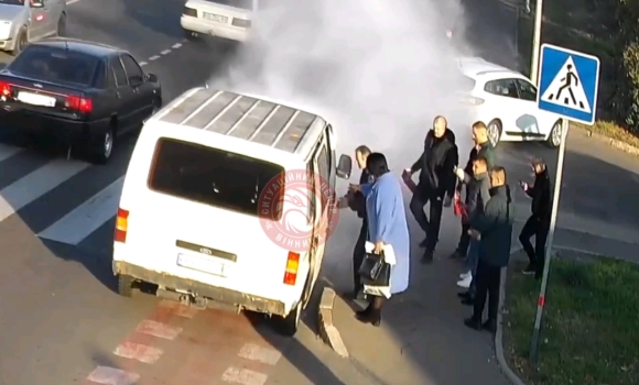 У Вінниці під час руху загорівся автомобіль: гасити вогонь допомагали водії інших авто
