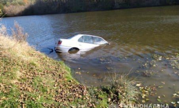 Вінничанин за кермом Peugeot заїхав у річку та загинув