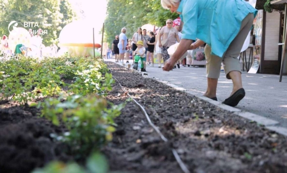 405 кущів троянд висадили біля Літнього театру у Центральному парку Вінниці
