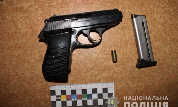 У Вінниці чоловік під час конфлікту вистрілив у дружину, після чого застрелився