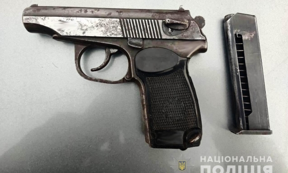 ​​​​​​​У центрі Турбова затримали  чоловіка зі зброєю