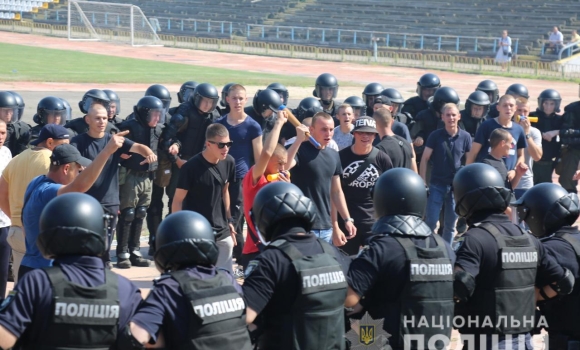 Заспокоювали натовп та шукали вибухівку: у Вінниці поліцейські провели масштабні навчання