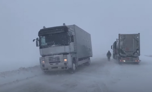 На дорогах Вінниччини через негоду обмежують рух вантажівок