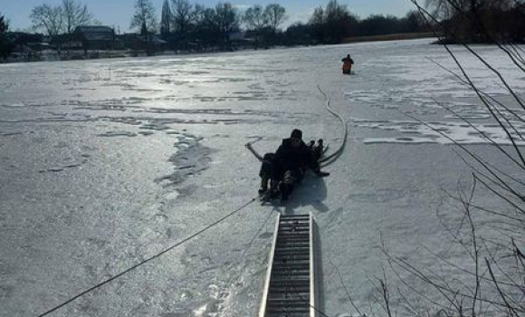 В Козятині з водойми рятували чоловіка, який провалився під кригу