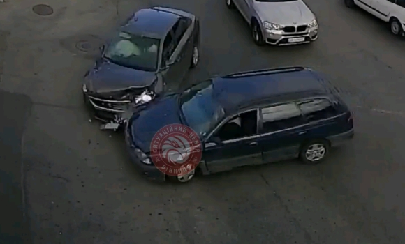 У Вінниці на перехресті зіштовхнулись дві автівки