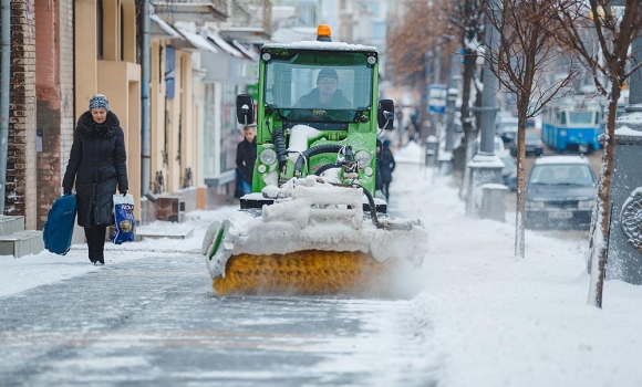 Комунальники просять вінничан не паркувати авто на узбіччі, аби техніка могла прибрати вулиці від снігу