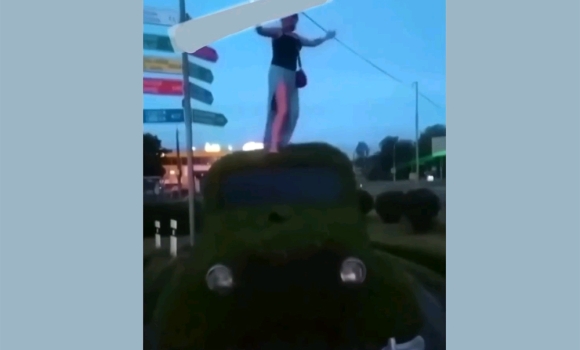 У Вінниці заради відео для соцмереж дівчина вилізла на клумбу у вигляді ретро-авто