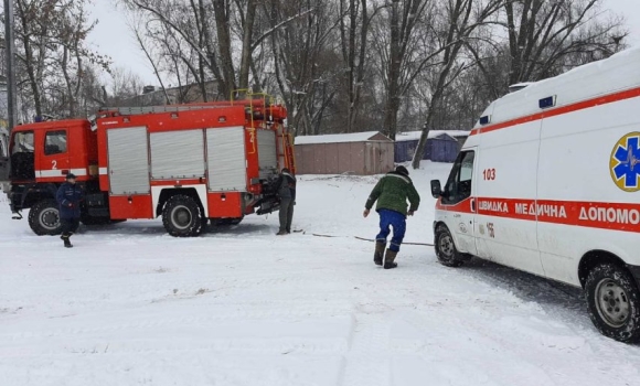Рятувальники визволили зі снігової "пастки" карету екстреної медичної допомоги