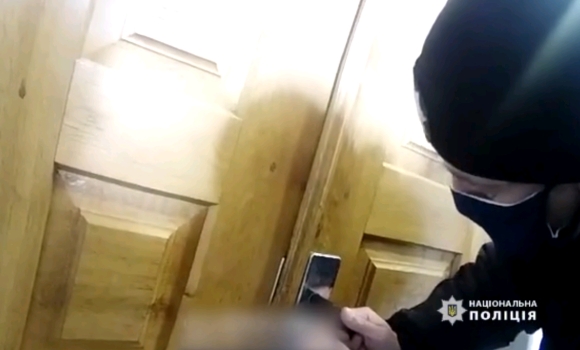 В Агрономічному поліція допомогла жінці потрапити до помешкання старенької матері