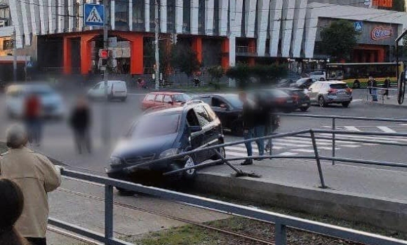 У Вінниці в результаті ДТП водій Opel Zafira "вилетів" на паркан