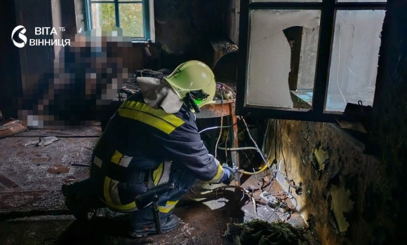 Обгорілий житловий будинок у сільській місцевості на Вінниччині після пожежі Обгорілий житловий будинок у сільській місцевості на Вінниччині після пожежі