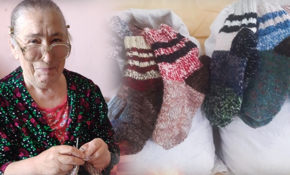78-річна жителька Писарівки зв'язала вже два мішки шкарпеток для захисників