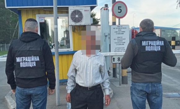 Вінницькі поліцейські примусово видворили з України громадянина РФ