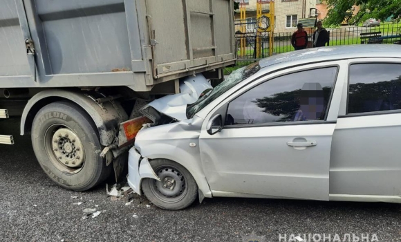 У Літині "ВАЗ" в’їхав у припарковану вантажівку: водій загинув, пасажирка – у реанімації